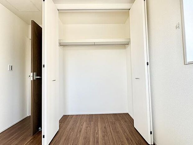 ■■closet■■クローゼットはスーツ類から丈の長いコート類まで何でも収納できる便利なスペースです。衣装ケースと併用することでセーター類なども収納でき自分だけのスペースにカスタマイズできます。