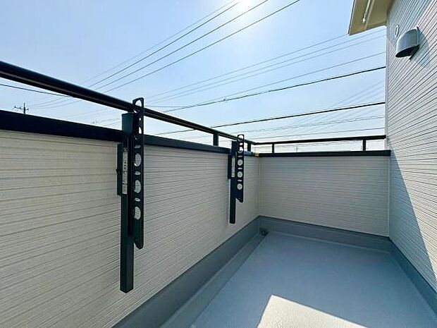 ■■開放感感じるバルコニー■■頬をなでる優しい風を感じることが出来るバルコニー。つい深呼吸をしたくなる気持ちの良い場所はこのお部屋の自慢です。お洗濯物を干すスペースとしても十分な広さがあります。