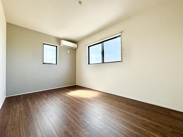 ■■明るい居室■■温もりある自然光を感じていただける居室です。飽きのこないナチュラルカラーの床にホワイトの壁紙は、色褪せることのない心地良さを作ります。