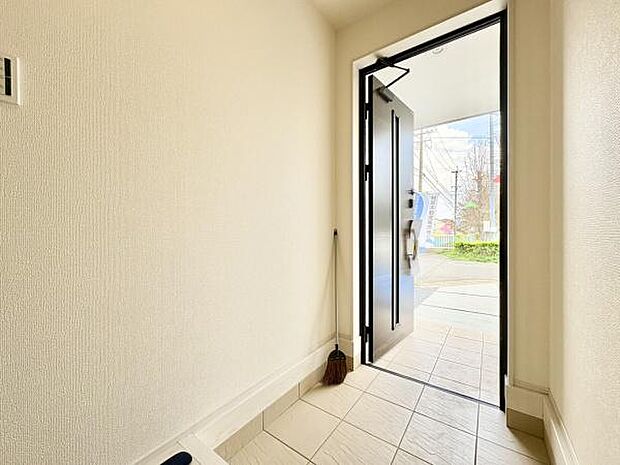 ■■玄関■■人を迎え入れる最初の場所だからこそ、清潔感がある空間にして頂ける様にゆとりあるシューズボックスを設置しました。おでかけの時も帰った時も、「我が家」を最初に感じでもらえる素敵な空間に。