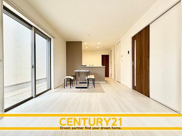 ■■憩いのリビング■■くつろぎを愉しむリビングルームは憩いの場となります。リビングとダイニングの空間機能を活かし、巧みに使い分ける発想が、ライフスタイルに新しいゆとりをもたらします。