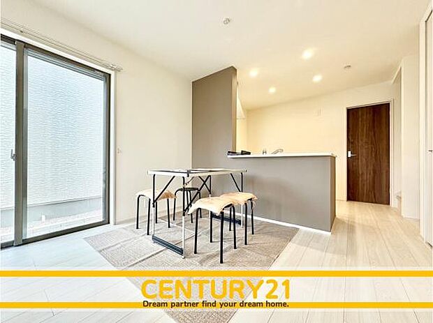 ■■ステキな時間を!■■忙しい朝でも、しっかり家族が揃って食事をして頂けるゆとりある大きさのダイニングスペース。奥様が作る手料理をカウンター越しに受けとって頂き、テーブルで囲む素敵な時間を存分に。