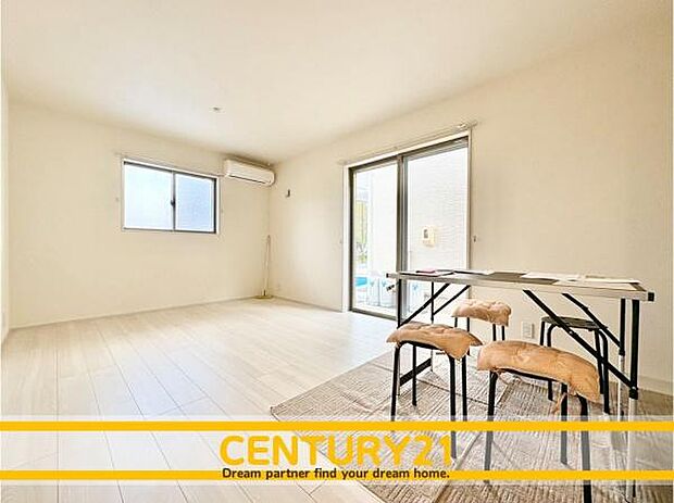 ■■家族団らんの空間■■朝は爽やかな日差しを浴びながら、家族みんなでおいしい朝食。昼下がりには読書やお昼寝でもしながらのんびりと過ごすひと時…。