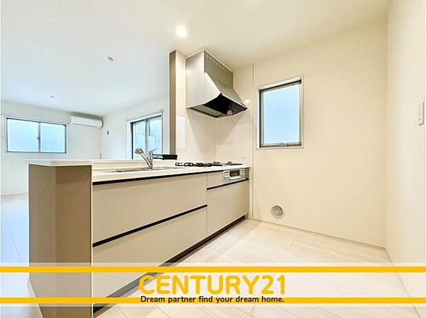 ■■広々キッチン■■大型の冷蔵庫やレンジボードもしっかり置ける広々としたキッチンスペースが大事。ゆとりある空間で作業ができるとお料理の腕も日に日に上がりそうな気がしてきます。