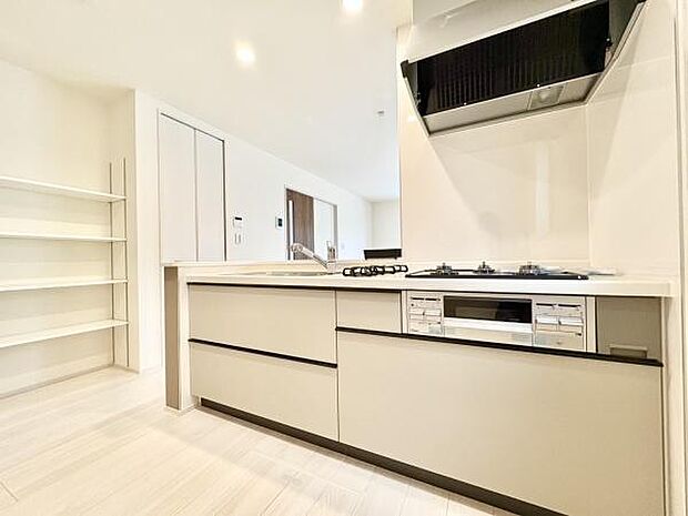 ■■対面キッチン■■キッチンは収納数もさる事ながら、リビングで寛ぐ家族や小さなお子様を見守りながら料理が出来る「対面式の温もり設計」。キッチンから立ち込める香りが今日の料理を期待させます