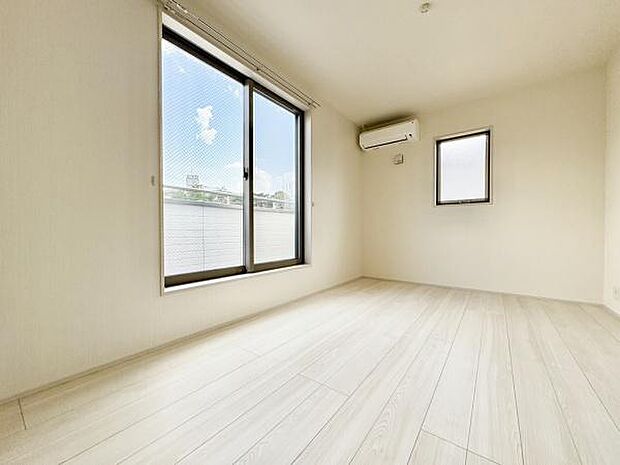 ■■メインベッドルーム■■ウォークinクローゼット付の広い主寝室。プライベートを保ちながらもバランスよく配置された窓から緩やかな陽が射し込み、広い空間を光が満たしていきます。