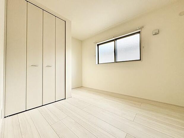 ■■居室■■各居室ごとにデザイン性のある窓を配置しました。壁面にはデスクやベット等の家具を置きやすいように高さや位置にも配慮しました。自分だけのお気に入りの空間を是非ご体感下さい。