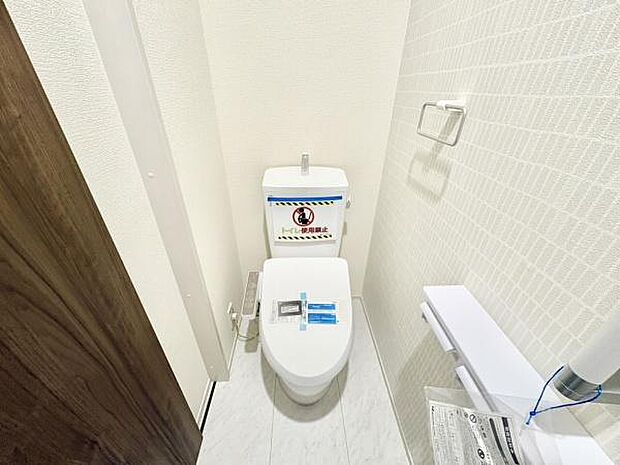 ■■Toilet■■清潔な空間を保ちたいトイレはオフホワイトでまとめました。毎日使う場所だからこそお手入れも楽々にできる機能が搭載されております。汚れが付着しにくい便器はお掃除も楽々です。