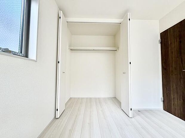 ■■closet■■クローゼットはスーツ類から丈の長いコート類まで何でも収納できる便利なスペースです。衣装ケースと併用することでセーター類なども収納でき自分だけのスペースにカスタマイズできます。