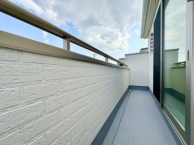 ■■開放感感じるバルコニー■■頬をなでる優しい風を感じることが出来るバルコニー。つい深呼吸をしたくなる気持ちの良い場所はこのお部屋の自慢です。お洗濯物を干すスペースとしても十分な広さがあります。