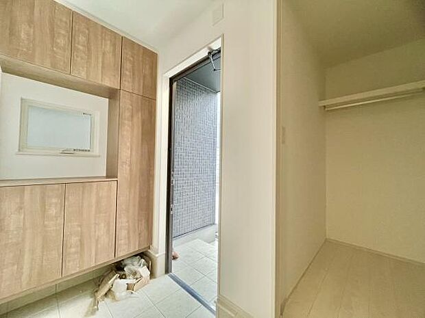 ■■玄関■■人を迎え入れる最初の場所だからこそ、清潔感がある空間にして頂ける様にゆとりあるシューズボックスを設置しました。おでかけの時も帰った時も、「我が家」を最初に感じでもらえる素敵な空間に。