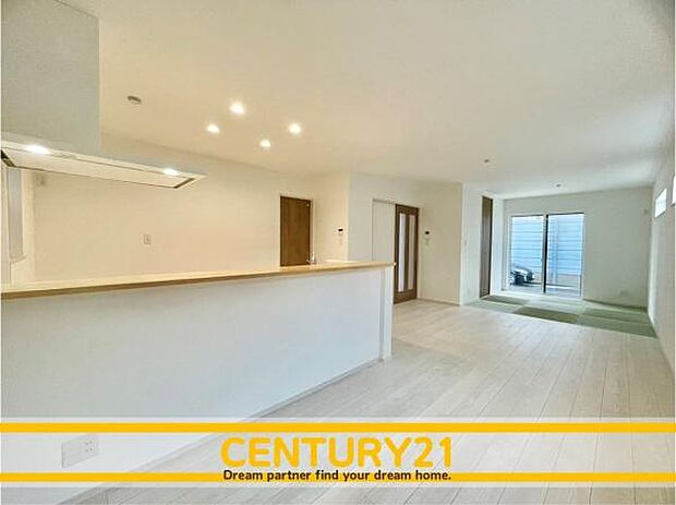 ■■家族団らんの空間■■朝は爽やかな日差しを浴びながら、家族みんなでおいしい朝食。昼下がりには読書やお昼寝でもしながらのんびりと過ごすひと時…。