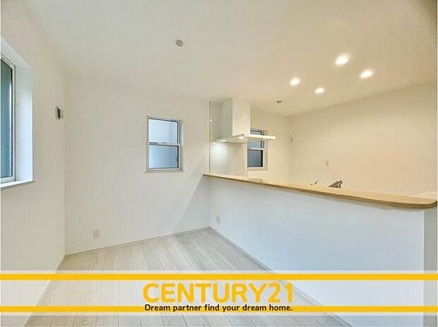 ■■ステキな時間を!■■忙しい朝でも、しっかり家族が揃って食事をして頂けるゆとりある大きさのダイニングスペース。奥様が作る手料理をカウンター越しに受けとって頂き、テーブルで囲む素敵な時間を存分に。