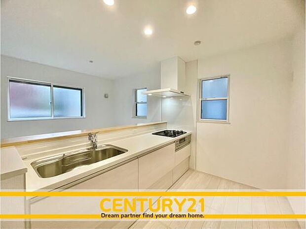 ■■広々キッチン■■大型の冷蔵庫やレンジボードもしっかり置ける広々としたキッチンスペースが大事。ゆとりある空間で作業ができるとお料理の腕も日に日に上がりそうな気がしてきます。