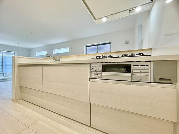 ■■対面キッチン■■キッチンは収納数もさる事ながら、リビングで寛ぐ家族や小さなお子様を見守りながら料理が出来る「対面式の温もり設計」。キッチンから立ち込める香りが今日の料理を期待させます