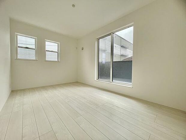 ■■メインベッドルーム■■ウォークinクローゼット付の広い主寝室。プライベートを保ちながらもバランスよく配置された窓から緩やかな陽が射し込み、広い空間を光が満たしていきます。