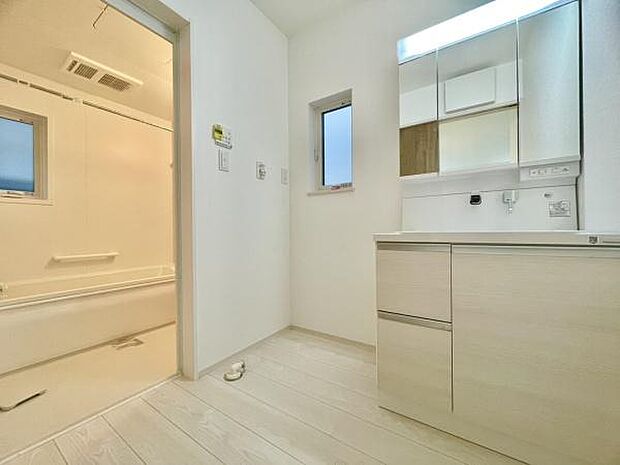 ■■清潔な空間■■毎日使うものだから清潔な空間を保ちたい水回り。洗面にはそんな願いを解消させてくれる収納アイデアが満載です。三面鏡の裏側にはキャビネットが現れ小物から背の高い物まで収納できます。