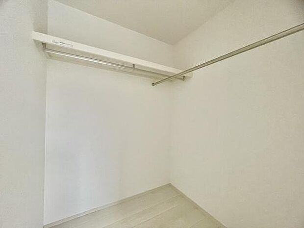 ■■ウォークインクローゼット■■スーツ類から丈の長いコート類まで何でも収納できる便利なスペースです。衣装ケースと併用することでセーター類なども収納でき自分だけのスペースにカスタマイズできます。