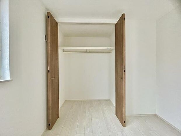 ■■closet■■クローゼットはスーツ類から丈の長いコート類まで何でも収納できる便利なスペースです。衣装ケースと併用することでセーター類なども収納でき自分だけのスペースにカスタマイズできます。