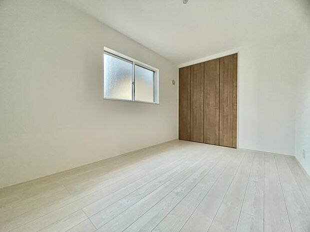 ■■明るい居室■■温もりある自然光を感じていただける居室です。飽きのこないナチュラルカラーの床にホワイトの壁紙は、色褪せることのない心地良さを作ります。