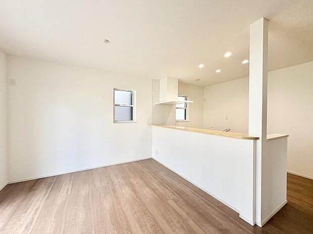 ■■憩いの場所■■パートナーや家族が集う憩いの空間。真新しい木目、Shadeのあるフローリングや白亜のクロスを陽の光、ダウンライトが照らし出し、家族・友人・知人の会話に華を咲かせます。