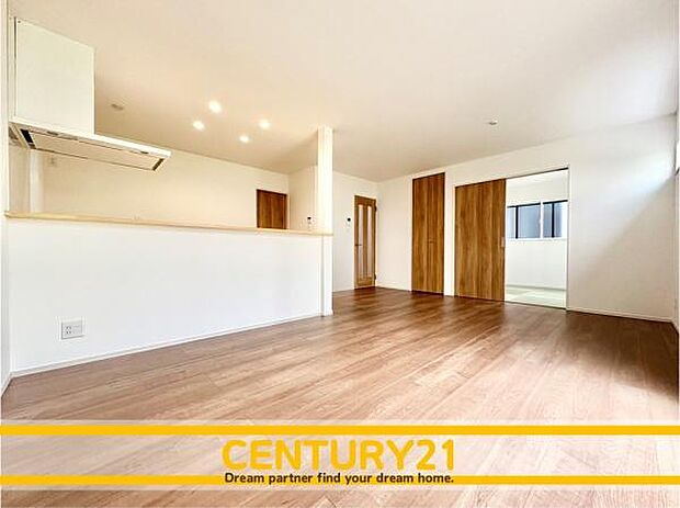 ■■憩いのリビング■■くつろぎを愉しむリビングルームは憩いの場となります。リビングとダイニングの空間機能を活かし、巧みに使い分ける発想が、ライフスタイルに新しいゆとりをもたらします。