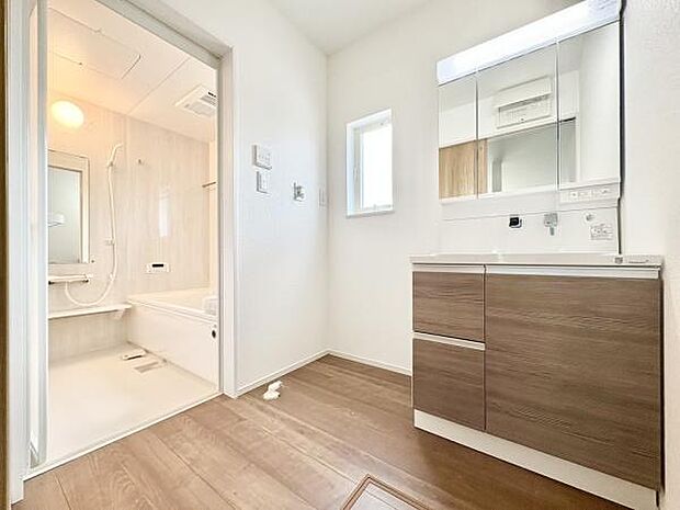 ■■清潔な空間■■毎日使うものだから清潔な空間を保ちたい水回り。洗面にはそんな願いを解消させてくれる収納アイデアが満載です。三面鏡の裏側にはキャビネットが現れ小物から背の高い物まで収納できます。