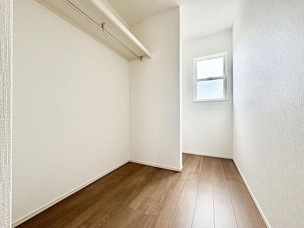 ■■何でも入る■■各居室のクローゼットはスーツ類から丈の長いコート類まで何でも収納できる便利なスペースです。衣装ケースと併用することでセーター類なども収納でき自分だけのスペースにできます。