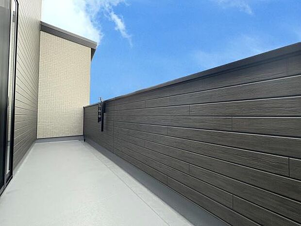 ■■開放感感じるバルコニー■■頬をなでる優しい風を感じることが出来るバルコニー。つい深呼吸をしたくなる気持ちの良い場所はこのお部屋の自慢です。お洗濯物を干すスペースとしても十分な広さがあります。