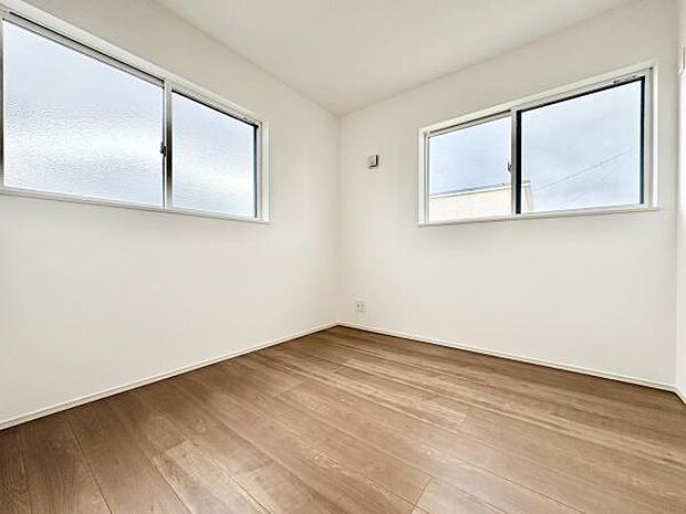 ■■居室■■各居室ごとにデザイン性のある窓を配置しました。壁面にはデスクやベット等の家具を置きやすいように高さや位置にも配慮しました。自分だけのお気に入りの空間を是非ご体感下さい。