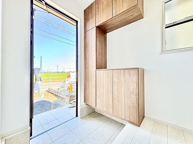 ■■玄関■■人を迎え入れる最初の場所だからこそ、清潔感がある空間にして頂ける様にゆとりあるシューズボックスを設置しました。おでかけの時も帰った時も、「我が家」を最初に感じでもらえる素敵な空間に。