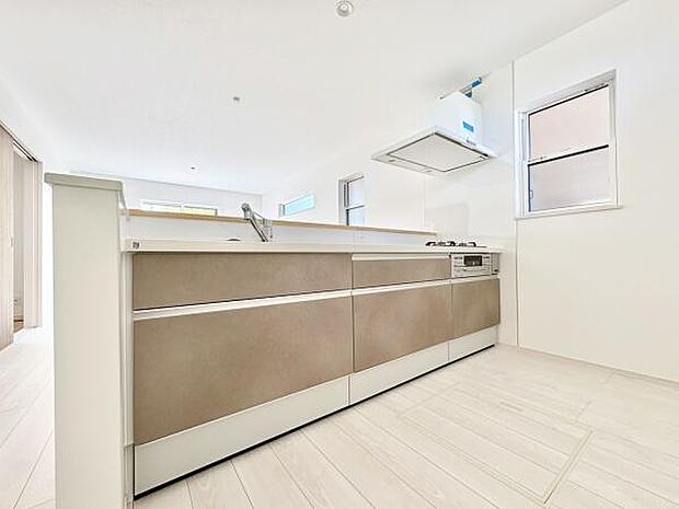 ■■対面キッチン■■キッチンは収納数もさる事ながら、リビングで寛ぐ家族や小さなお子様を見守りながら料理が出来る「対面式の温もり設計」。キッチンから立ち込める香りが今日の料理を期待させます