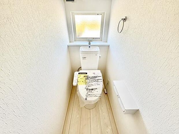 ■■Toilet■■清潔な空間を保ちたいトイレはオフホワイトでまとめました。毎日使う場所だからこそお手入れも楽々にできる機能が搭載されております。汚れが付着しにくい便器はお掃除も楽々です。
