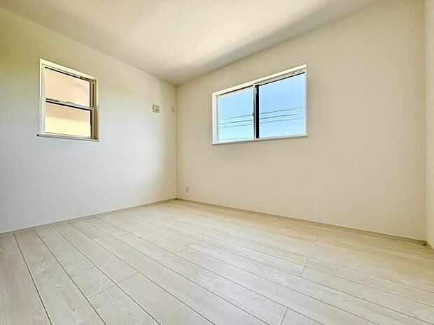 ■■居室■■各居室ごとにデザイン性のある窓を配置しました。壁面にはデスクやベット等の家具を置きやすいように高さや位置にも配慮しました。自分だけのお気に入りの空間を是非ご体感下さい。