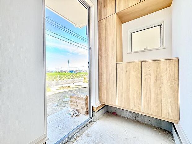 ■■玄関■■人を迎え入れる最初の場所だからこそ、清潔感がある空間にして頂ける様にゆとりあるシューズボックスを設置しました。おでかけの時も帰った時も、「我が家」を最初に感じでもらえる素敵な空間に。