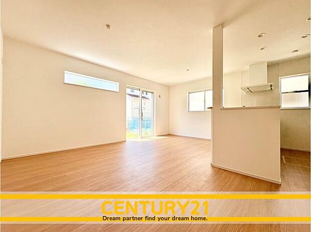 ■■憩いの場所■■パートナーや家族が集う憩いの空間。真新しい木目、Shadeのあるフローリングや白亜のクロスを陽の光、ダウンライトが照らし出し、家族・友人・知人の会話に華を咲かせます。