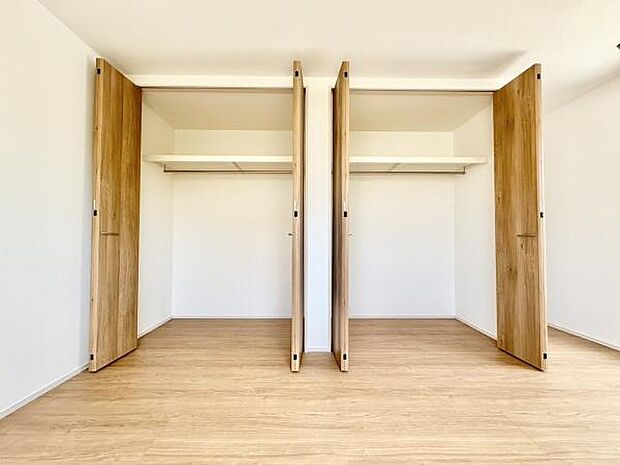 ■■closet■■クローゼットはスーツ類から丈の長いコート類まで何でも収納できる便利なスペースです。衣装ケースと併用することでセーター類なども収納でき自分だけのスペースにカスタマイズできます。
