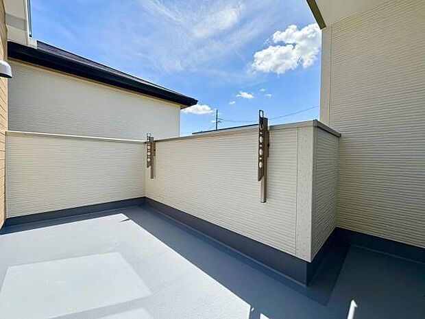 ■■開放感感じるバルコニー■■頬をなでる優しい風を感じることが出来るバルコニー。つい深呼吸をしたくなる気持ちの良い場所はこのお部屋の自慢です。お洗濯物を干すスペースとしても十分な広さがあります。