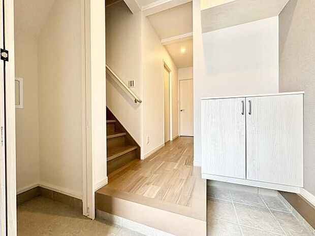 ■■玄関■■人を迎え入れる最初の場所だからこそ、清潔感がある空間にして頂ける様にゆとりあるシューズボックスを設置しました。おでかけの時も帰った時も、「我が家」を最初に感じでもらえる素敵な空間に。