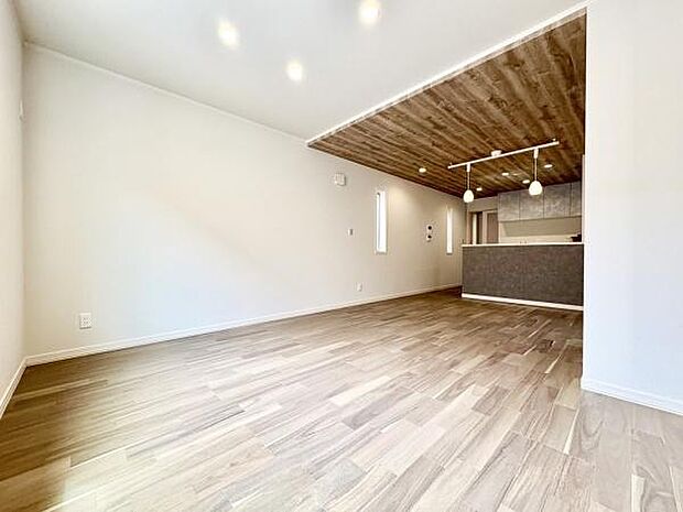 ■■憩いの場所■■パートナーや家族が集う憩いの空間。真新しい木目、Shadeのあるフローリングや白亜のクロスを陽の光、ダウンライトが照らし出し、家族・友人・知人の会話に華を咲かせます。