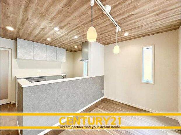 ■■ステキな時間を!■■忙しい朝でも、しっかり家族が揃って食事をして頂けるゆとりある大きさのダイニングスペース。奥様が作る手料理をカウンター越しに受けとって頂き、テーブルで囲む素敵な時間を存分に。