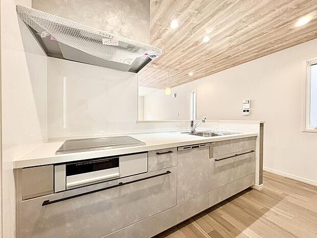 ■■対面キッチン■■キッチンは収納数もさる事ながら、リビングで寛ぐ家族や小さなお子様を見守りながら料理が出来る「対面式の温もり設計」。キッチンから立ち込める香りが今日の料理を期待させます