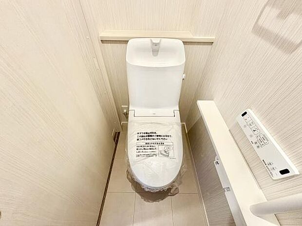 ■■Toilet■■清潔な空間を保ちたいトイレはオフホワイトでまとめました。毎日使う場所だからこそお手入れも楽々にできる機能が搭載されております。汚れが付着しにくい便器はお掃除も楽々です。