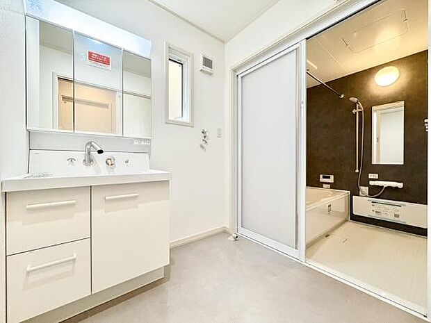 ■■清潔な空間■■毎日使うものだから清潔な空間を保ちたい水回り。洗面にはそんな願いを解消させてくれる収納アイデアが満載です。三面鏡の裏側にはキャビネットが現れ小物から背の高い物まで収納できます。