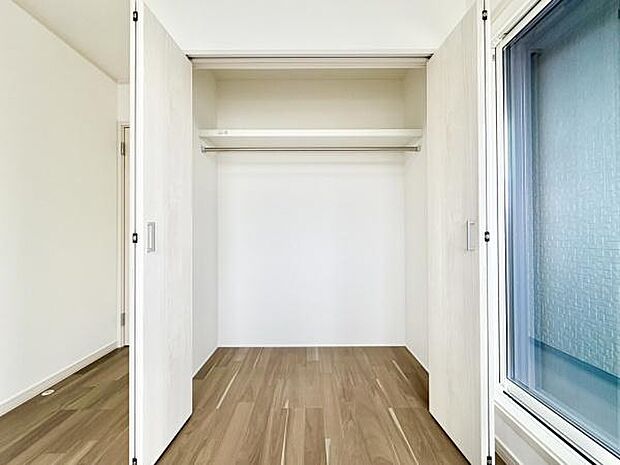 ■■何でも入る■■各居室のクローゼットはスーツ類から丈の長いコート類まで何でも収納できる便利なスペースです。衣装ケースと併用することでセーター類なども収納でき自分だけのスペースにできます。