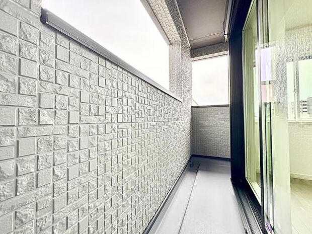 ■■開放感感じるバルコニー■■頬をなでる優しい風を感じることが出来るバルコニー。つい深呼吸をしたくなる気持ちの良い場所はこのお部屋の自慢です。お洗濯物を干すスペースとしても十分な広さがあります。