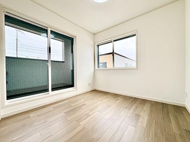■■明るい居室■■温もりある自然光を感じていただける居室です。飽きのこないナチュラルカラーの床にホワイトの壁紙は、色褪せることのない心地良さを作ります。