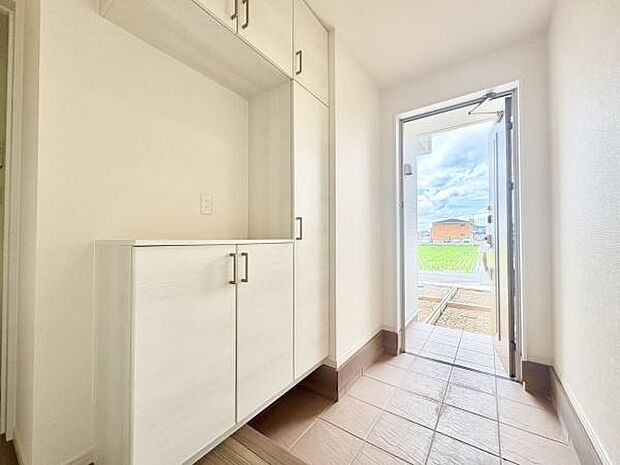 ■■玄関■■人を迎え入れる最初の場所だからこそ、清潔感がある空間にして頂ける様にゆとりあるシューズボックスを設置しました。おでかけの時も帰った時も、「我が家」を最初に感じでもらえる素敵な空間に。