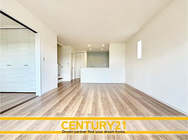 ■■憩いのリビング■■くつろぎを愉しむリビングルームは憩いの場となります。リビングとダイニングの空間機能を活かし、巧みに使い分ける発想が、ライフスタイルに新しいゆとりをもたらします。