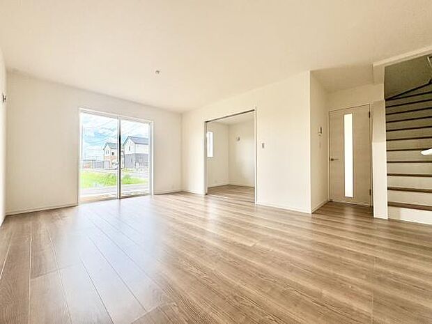 ■■憩いの場所■■パートナーや家族が集う憩いの空間。真新しい木目、Shadeのあるフローリングや白亜のクロスを陽の光、ダウンライトが照らし出し、家族・友人・知人の会話に華を咲かせます。